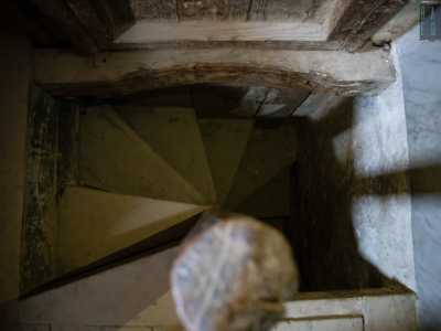 Attraverso una stretta e polverosa scala a chiocciola saliamo quindi sulla cantoria che lo sovrasta...
